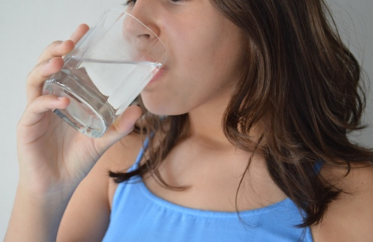 Sucos, água de coco ou bebidas gaseificadas não substituem a água pura