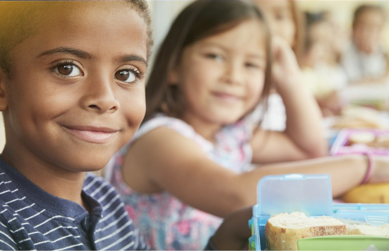 Kits da alimentação escolar continuam sendo distribuídos